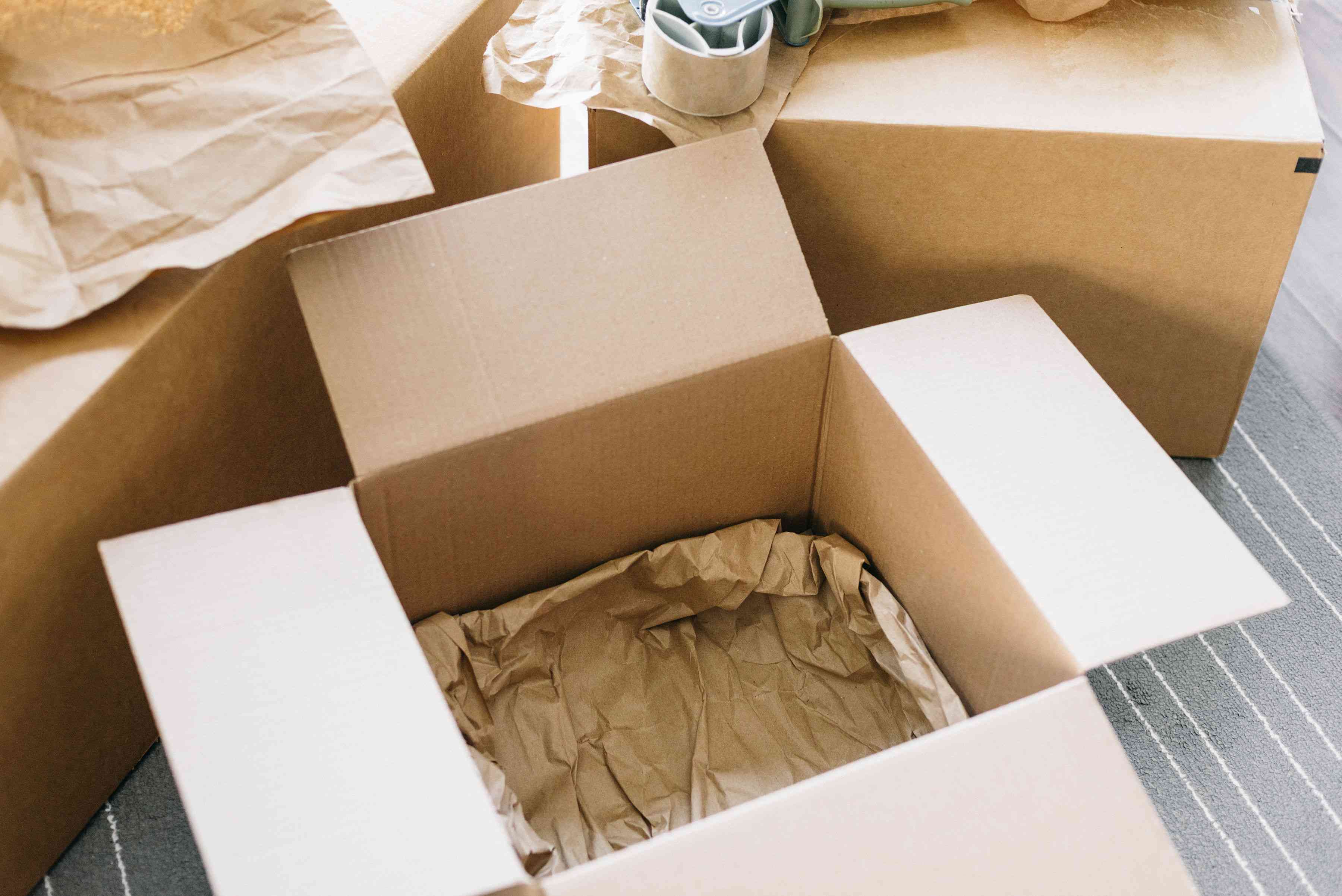 Packaging items. Упаковка вещей. Коробки для упаковки вещей. Коробки для перевоза посуды. Упаковочная бумага в коробке.