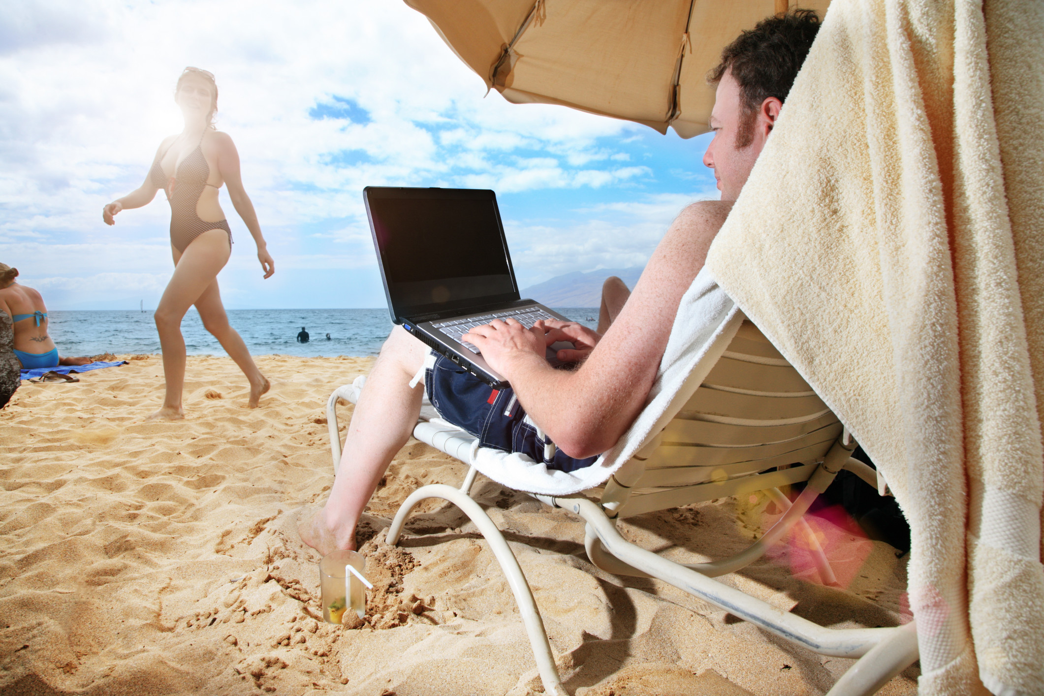 Пока муж отдыхает. Человек отдыхает. Отпуск. Человек с ноутбуком на пляже. Человек в отпуске.