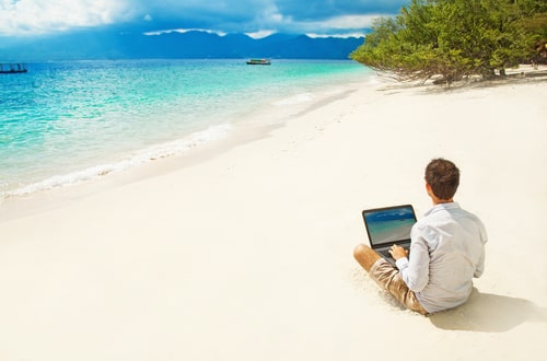 цифровой кочевник на пляже с ноутбуком