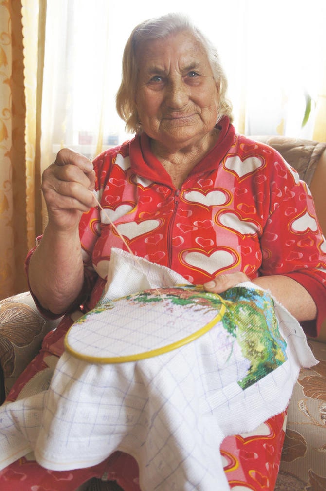 бабушка вышивает бисером