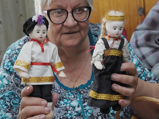 бабушка сделала тряпичную куклу