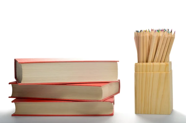 Книги и простые карандаши