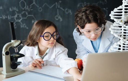 Дети на уроке химии